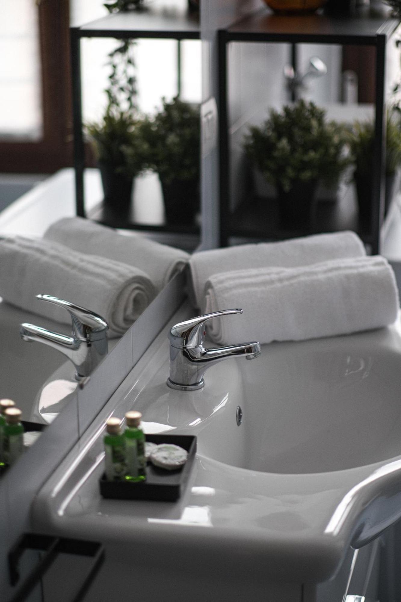 Charmescape Oldtown - 6 Min Walk To Berninaexpress Apartment Tirano Ngoại thất bức ảnh